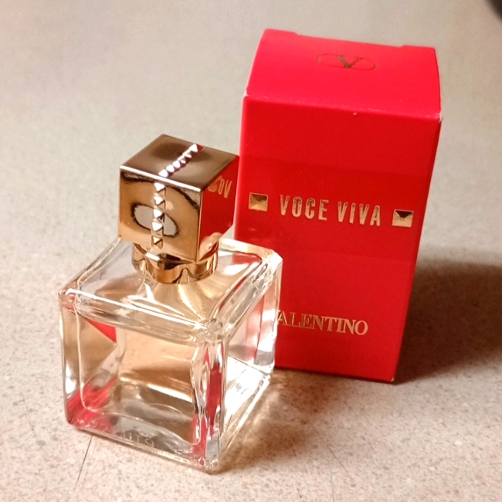 VOCE VIVA by Valentino Eau De Parfum (0.24 oz-7 ML) Travel size